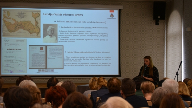 LNA Latvijas Valsts kinofotofonodokumentu arhīva Dokumentu izmantošanas nodaļas eksperte Natālija Lāce iepazīstina klātesošos ar Latvijas Nacionālā arhīva kolekciju apvienošana digitālajā vidē
