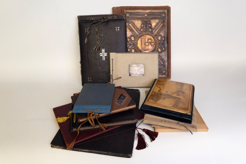 Krāsaina bilde, attēls no UNESCO programmas “Pasaules atmiņa” Latvijas nacionālajā reģistrā iekļauta Latvijas Nacionālā arhīva albumu kolekcijas