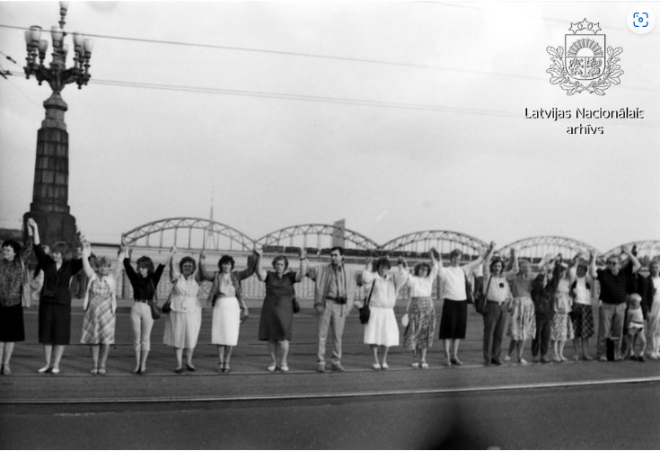 Melnbalta bilde, Akcijas “Baltijas ceļš” dalībnieki uz Akmens tilta. Rīga. Fotogrāfs H. Burmeistars. 