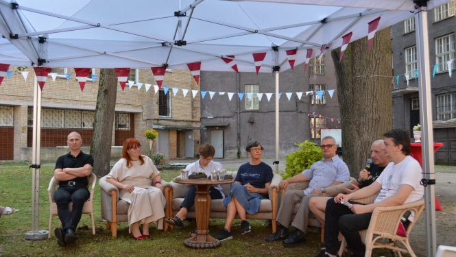 Krāsaina bilde, LNA 105.jubilejas pasākums - Arhīva dārza (pagalma) svētkiem Slokas ielas 16 un Bezdelīgu ielas 1a pagalmā