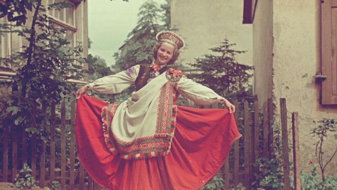 Krāsaina bilde, sieviete Nīcas tautas tērpā