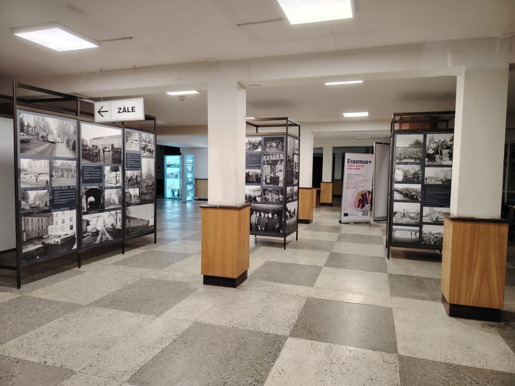 Krāsaina bilde, LNA izstāde “Ar barikāžu gaišumu sirdīs” Daugavpils Universitātē