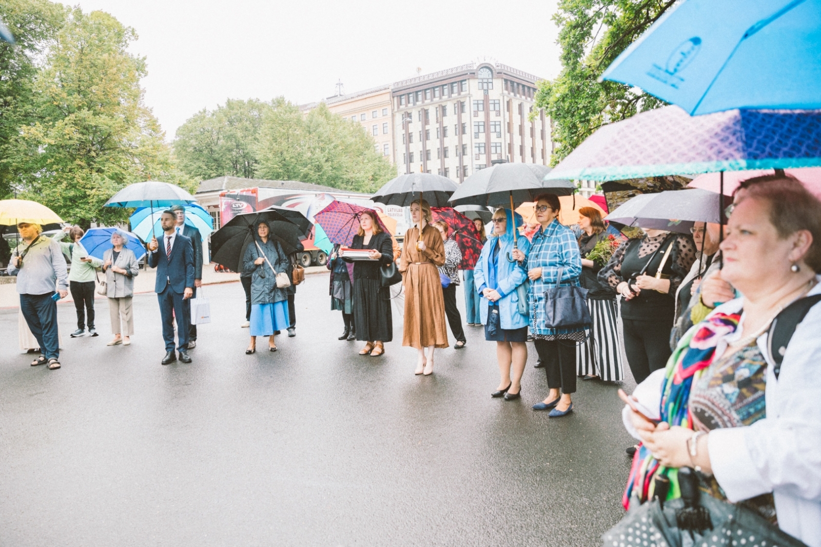 Krāsaina bilde, Izstādes "Baltijas ceļš - vienoti brīvībai" atklāšanas pasākums pie Brīvības pieminekļa, fotogrāfs Oskars Artūrs Upenieks