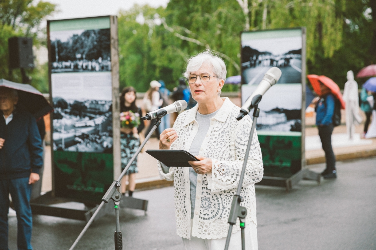 Krāsaina bilde, Izstādes "Baltijas ceļš - vienoti brīvībai" atklāšanas pasākums pie Brīvības pieminekļa, fotogrāfs Oskars Artūrs Upenieks