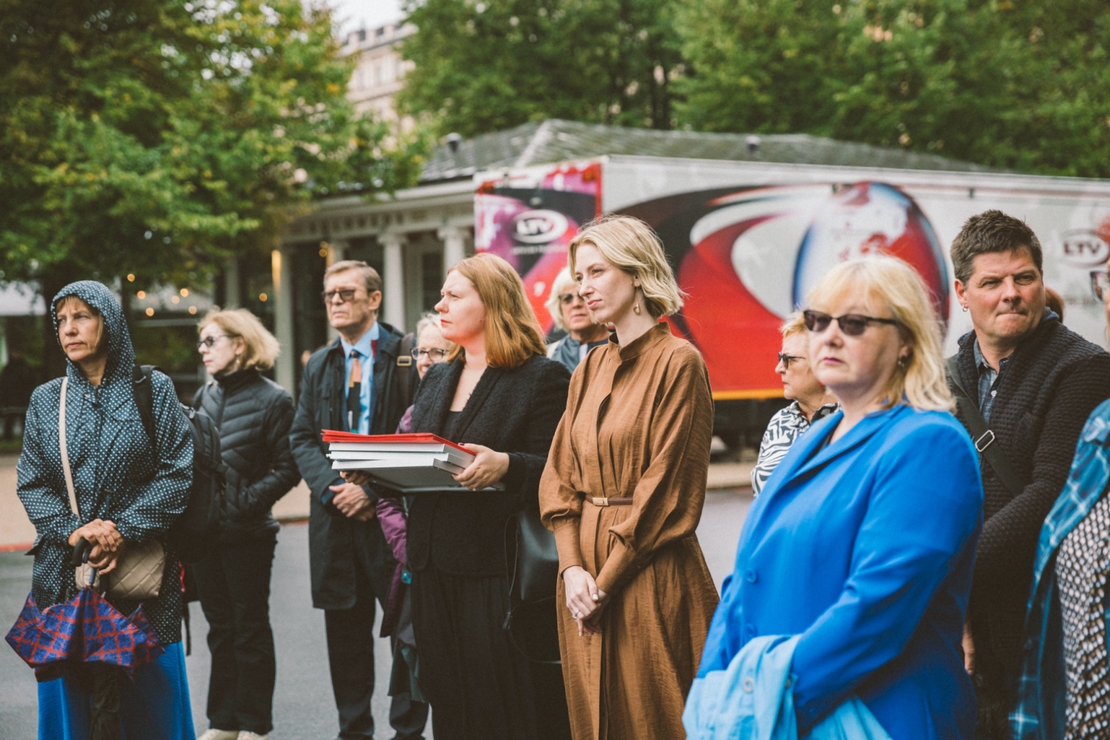 Krāsaina bilde, Izstādes "Baltijas ceļš - vienoti brīvībai" atklāšanas pasākums pie Brīvības pieminekļa, fotogrāfs Oskars Artūrs Upenieks