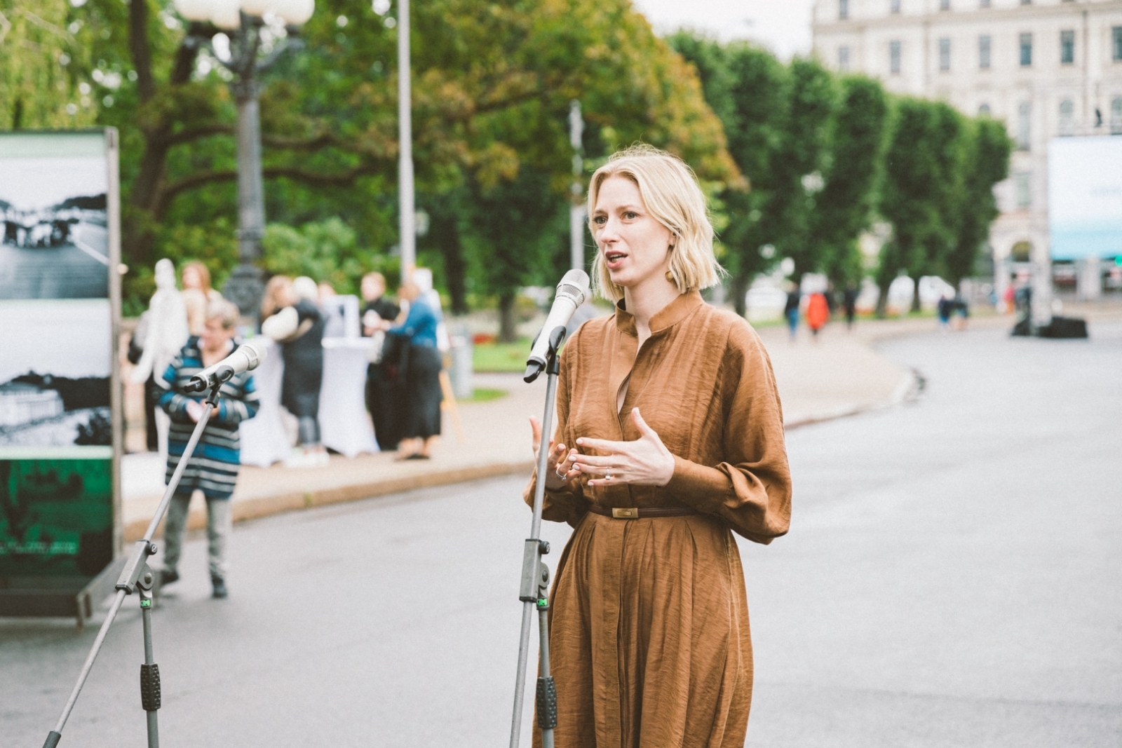 Krāsaina bilde, Izstādes "Baltijas ceļš - vienoti brīvībai" atklāšanas pasākums pie Brīvības pieminekļa, fotogrāfs Oskars Artūrs Upenieks