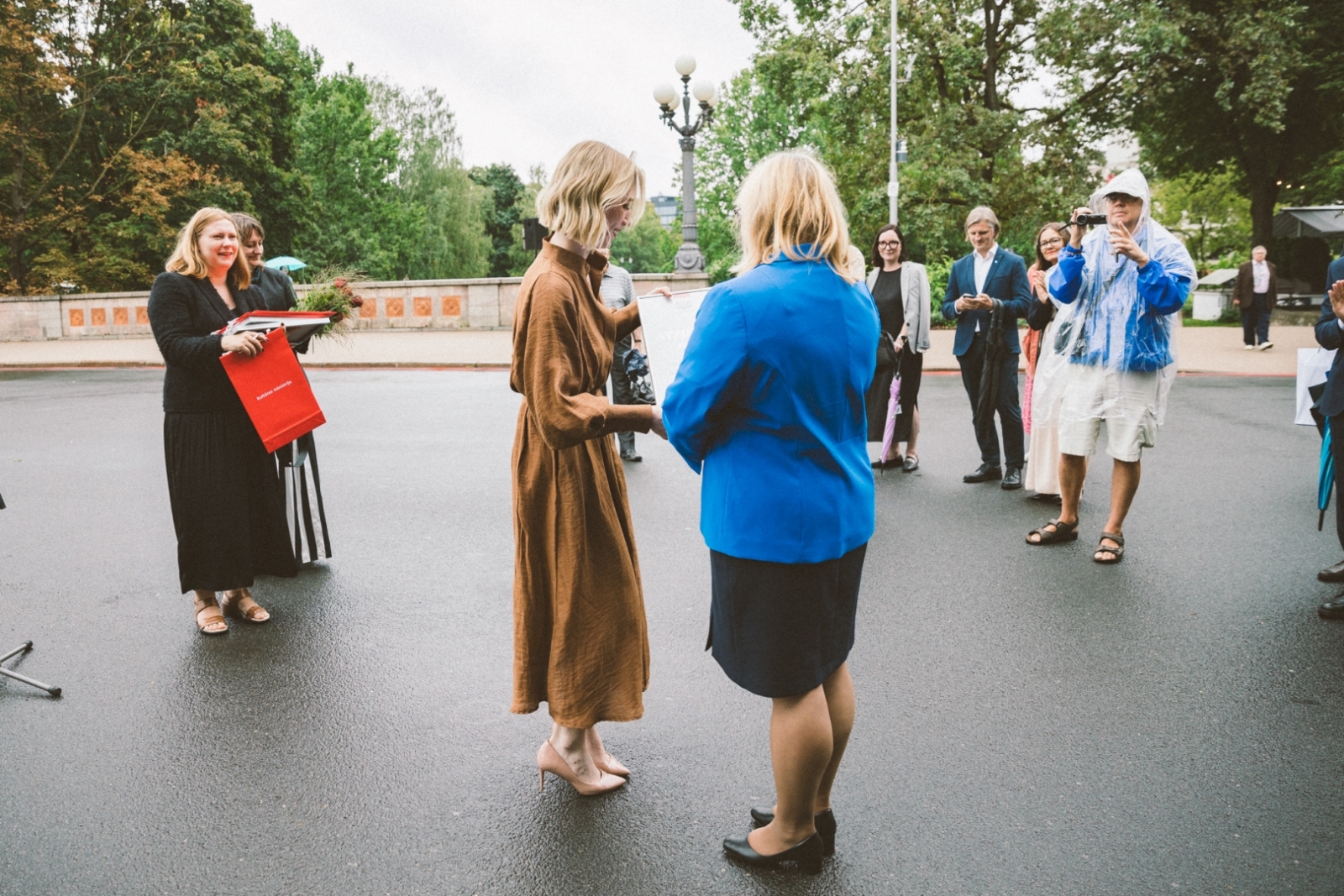 Krāsaina bilde, Izstādes "Baltijas ceļš - vienoti brīvībai" atklāšanas pasākums pie Brīvības pieminekļa, fotogrāfs Oskars Artūrs Upenieks