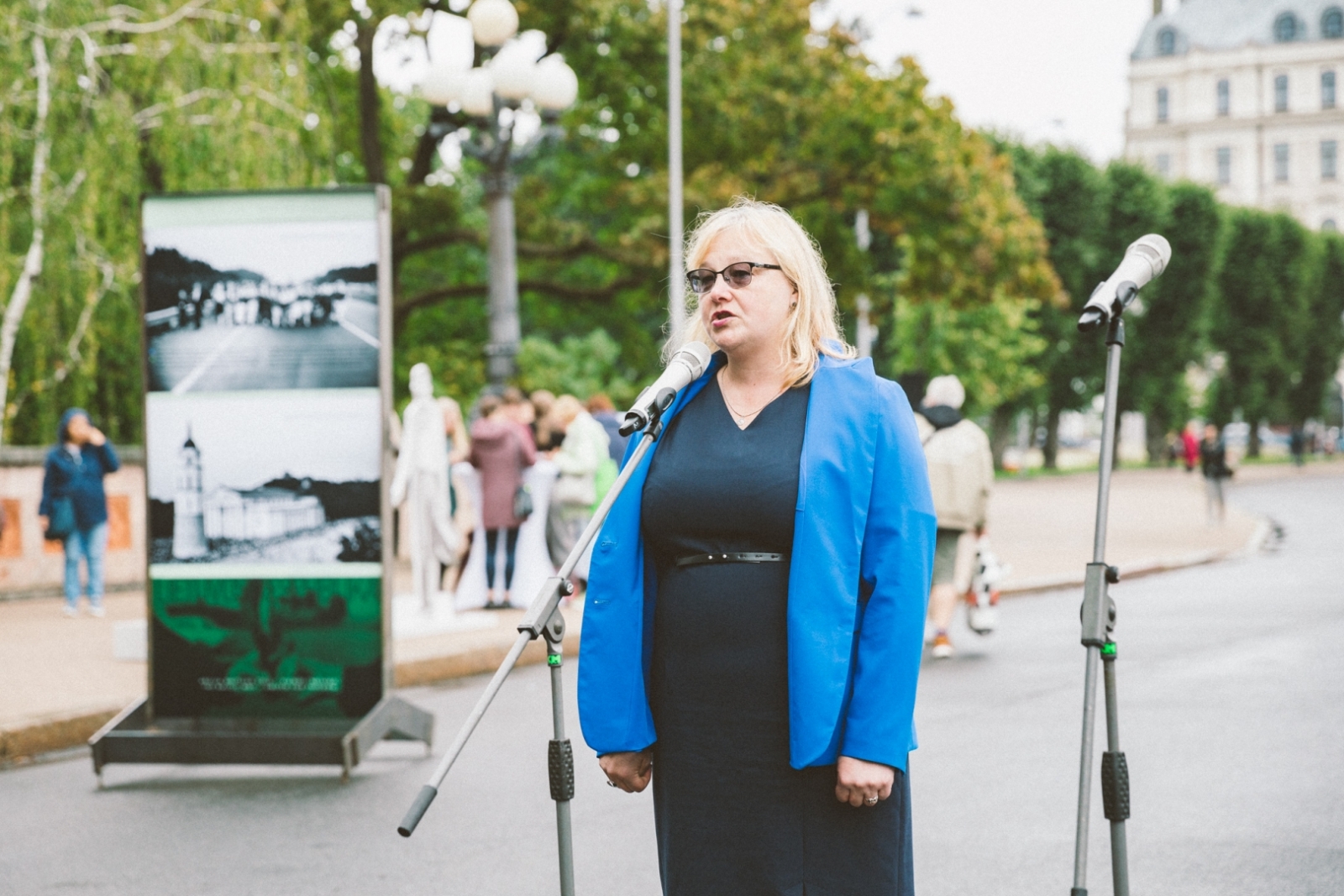 Krāsaina bilde, Izstādes "Baltijas ceļš - vienoti brīvībai" atklāšanas pasākums pie Brīvības pieminekļa, fotogrāfs Oskars Artūrs Upenieks