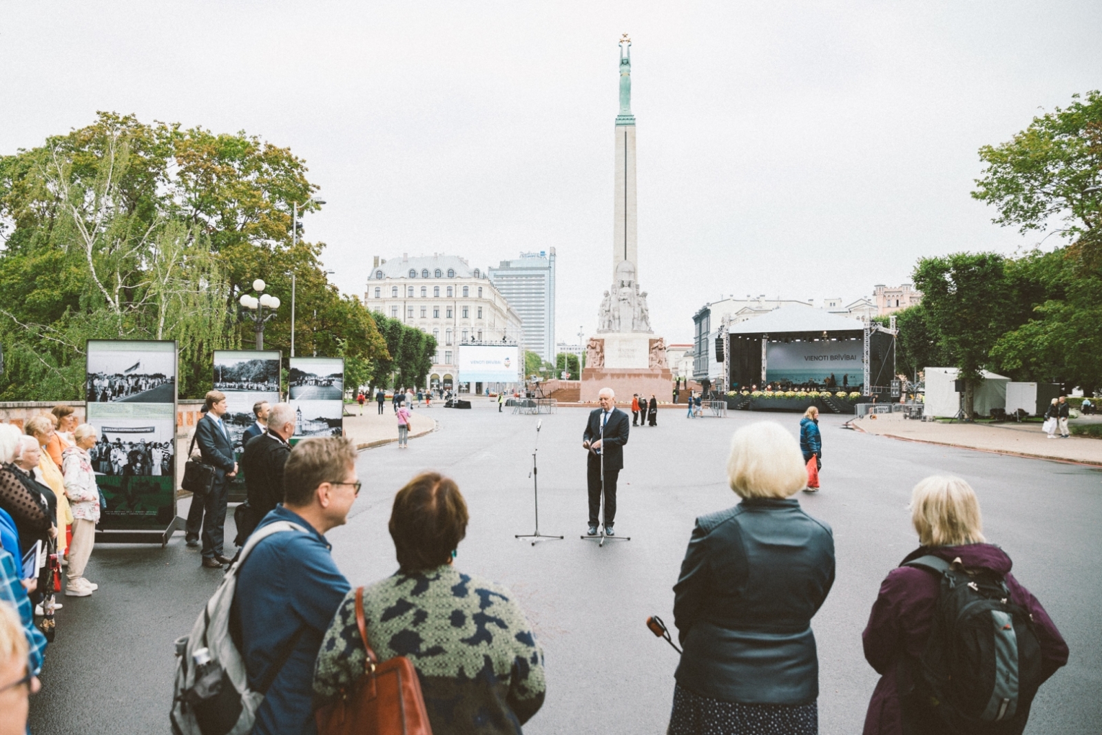 Krāsaina bilde, Izstādes "Baltijas ceļš - vienoti brīvībai" atklāšanas pasākums pie Brīvības pieminekļa, fotogrāfs Oskars Artūrs Upenieks