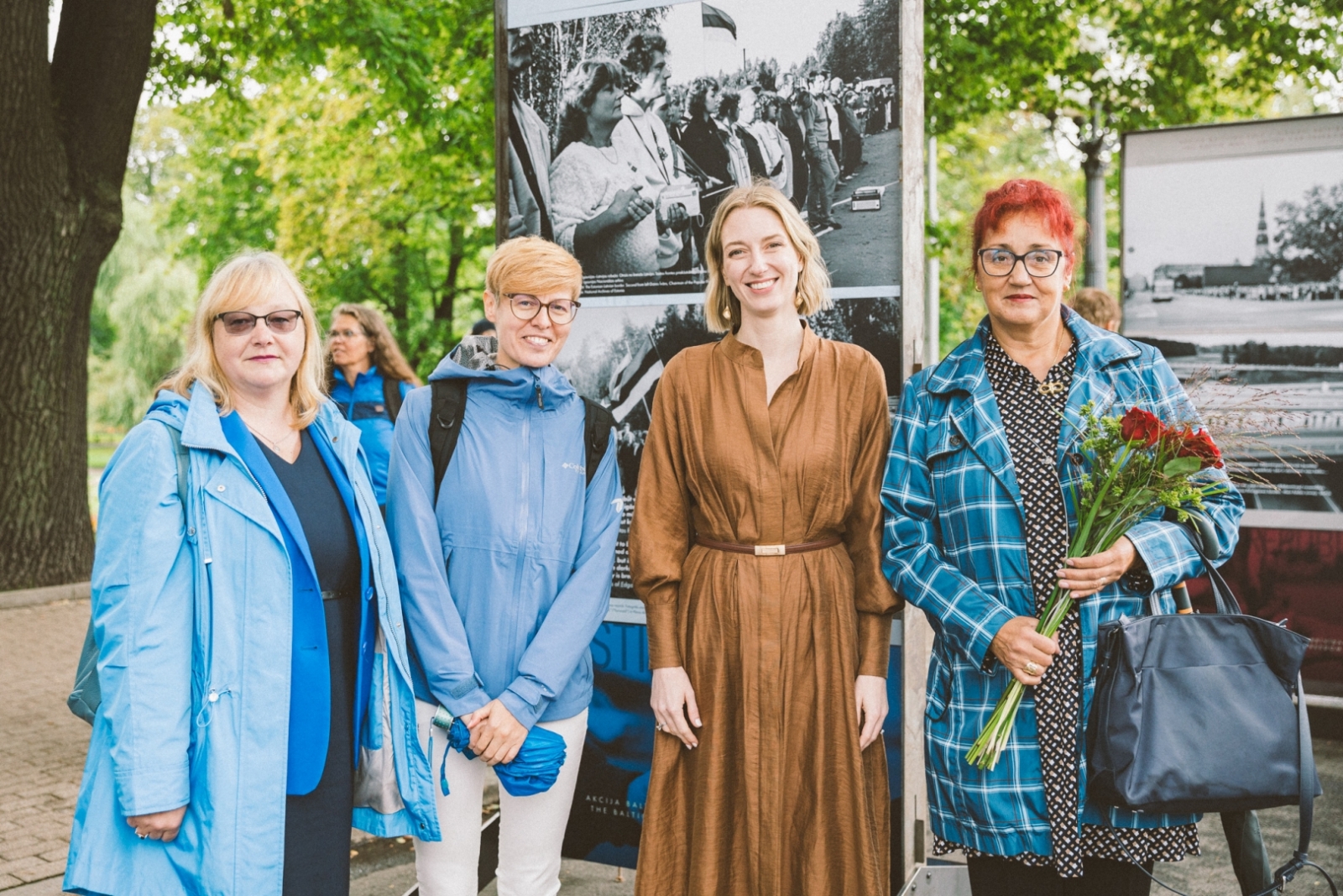 Krāsaina bilde, Izstādes "Baltijas ceļš - vienoti brīvībai" atklāšanas pasākums pie Brīvības pieminekļa, fotogrāfs Oskars Artūrs Upenieks