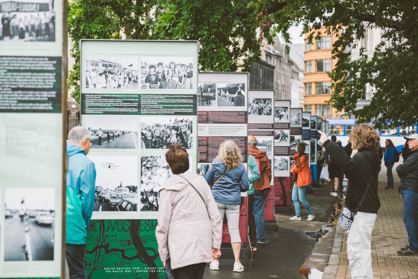 Krāsaina bilde, Izstādes "Baltijas ceļš - vienoti brīvībai" atklāšanas pasākums pie Brīvības pieminekļa, fotogrāfs Oskars Artūrs Upenieks