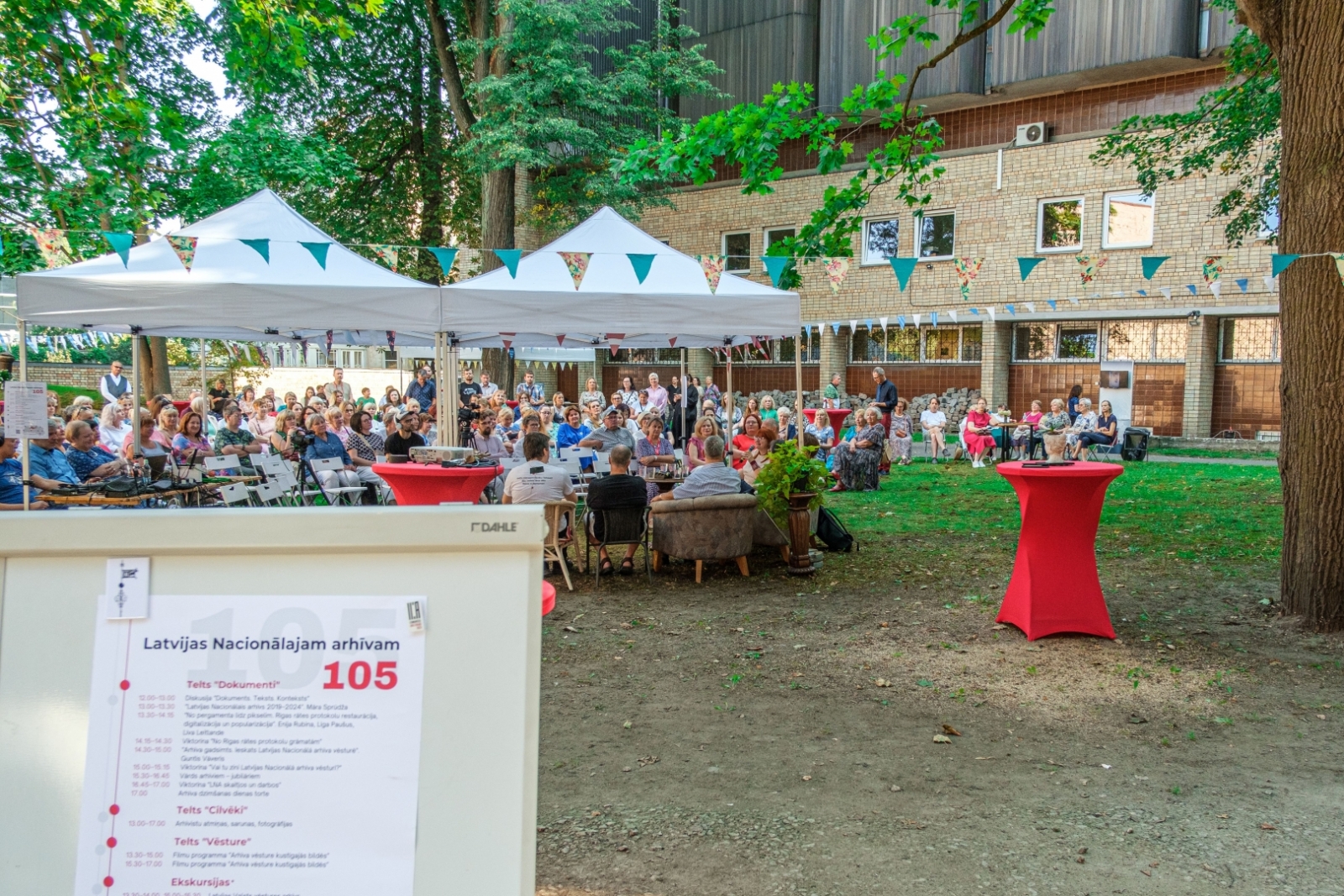 Krāsaina bilde, LNA 105.jubilejas pasākums - Arhīva dārza (pagalma) svētkiem Slokas ielas 16 un Bezdelīgu ielas 1a pagalmā, fotogrāfs Mārtiņš Krastiņš