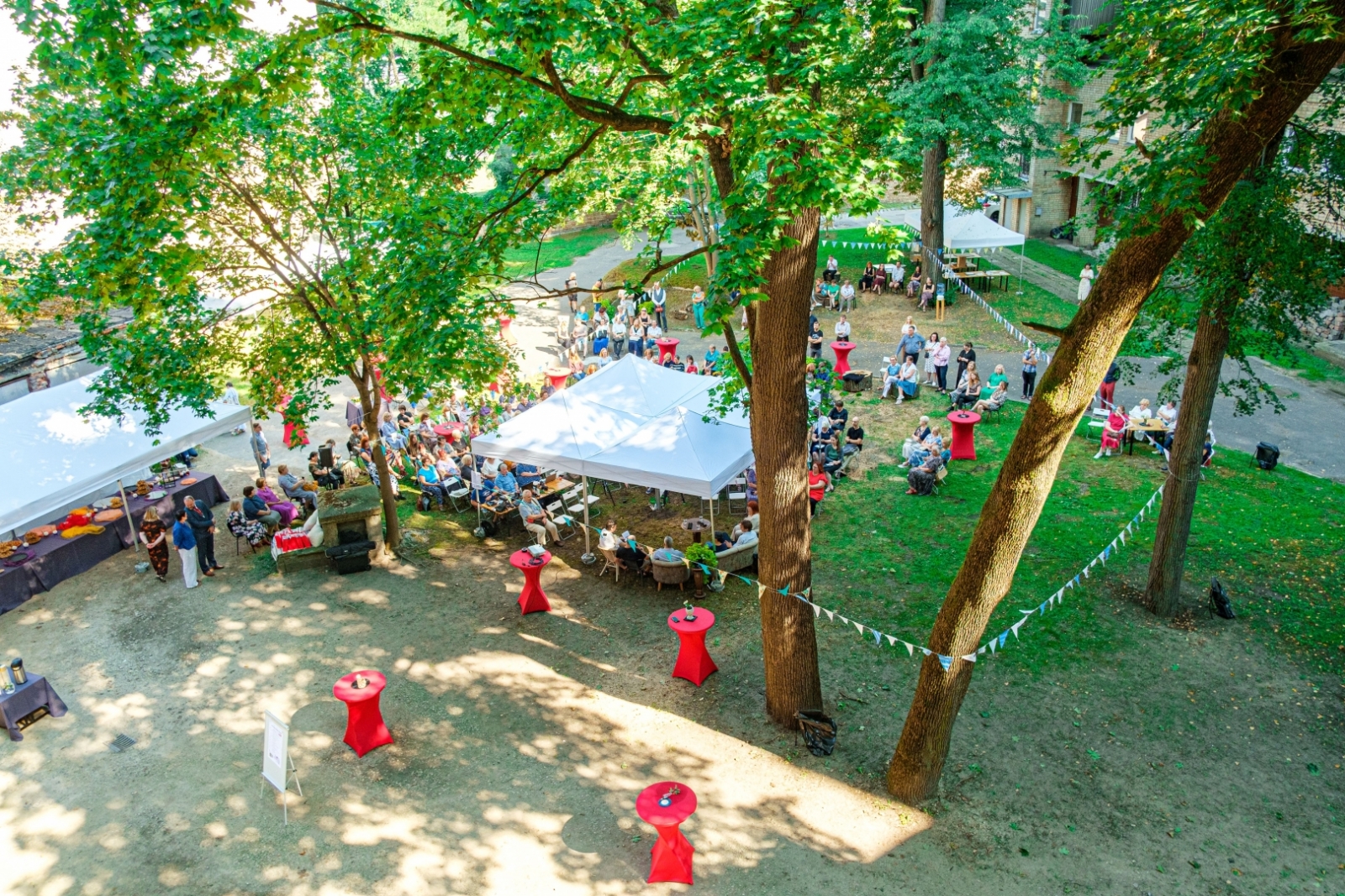 Krāsaina bilde, LNA 105.jubilejas pasākums - Arhīva dārza (pagalma) svētkiem Slokas ielas 16 un Bezdelīgu ielas 1a pagalmā, fotogrāfs Mārtiņš Krastiņš