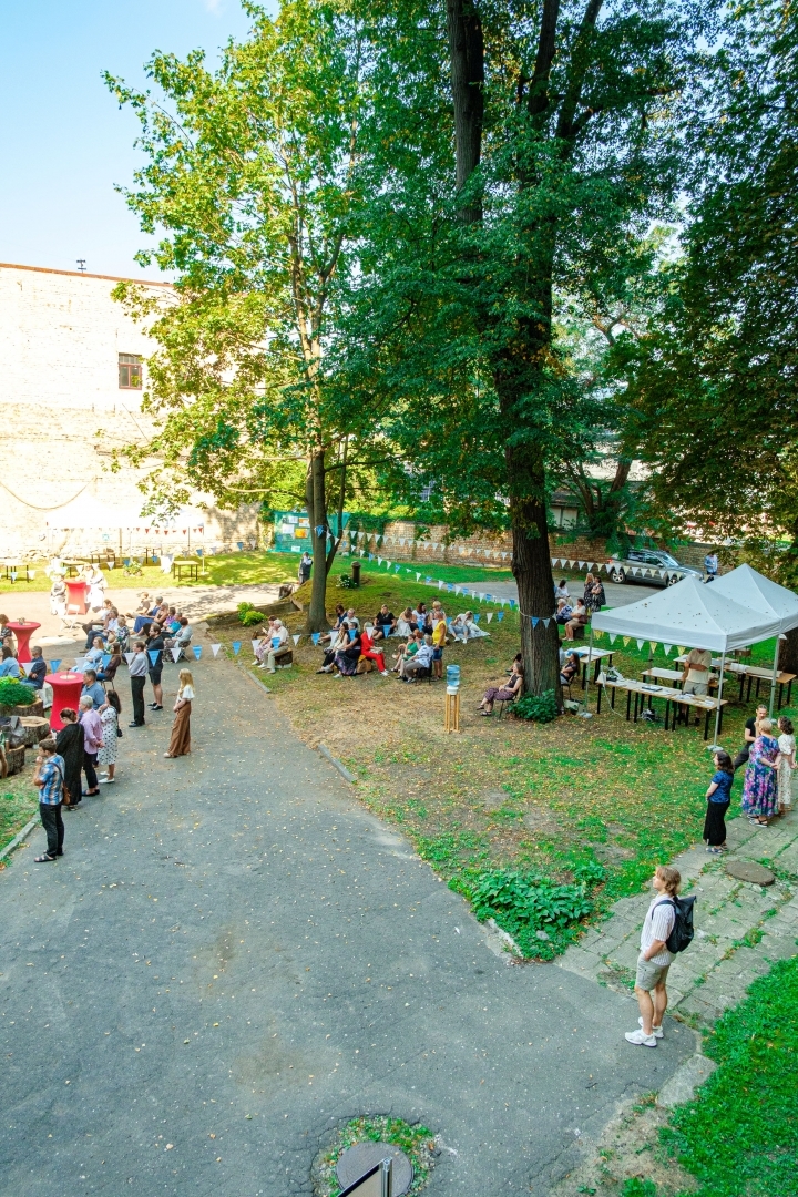 Krāsaina bilde, LNA 105.jubilejas pasākums - Arhīva dārza (pagalma) svētkiem Slokas ielas 16 un Bezdelīgu ielas 1a pagalmā, fotogrāfs Mārtiņš Krastiņš