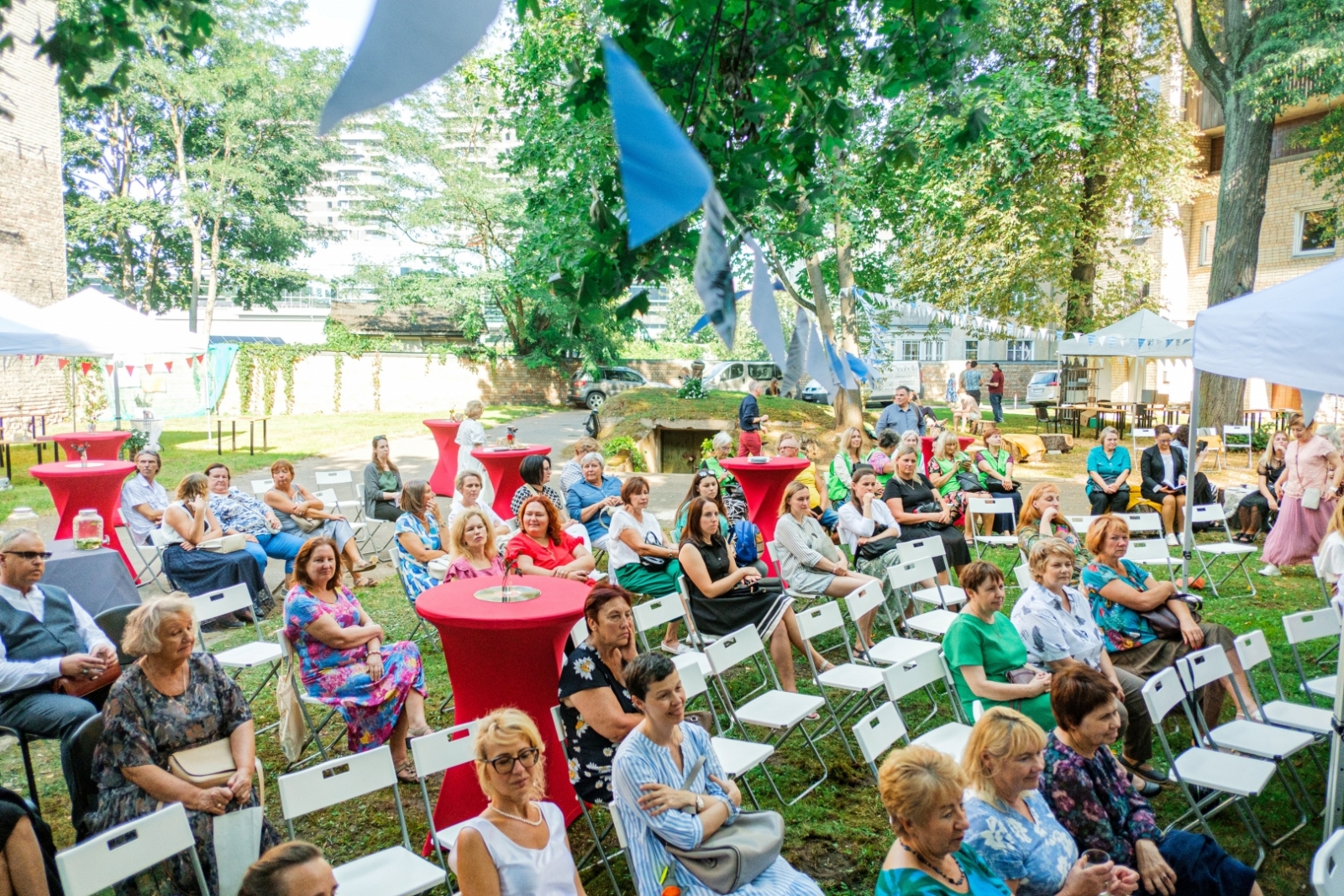 Krāsaina bilde, LNA 105.jubilejas pasākums - Arhīva dārza (pagalma) svētkiem Slokas ielas 16 un Bezdelīgu ielas 1a pagalmā, fotogrāfs Mārtiņš Krastiņš