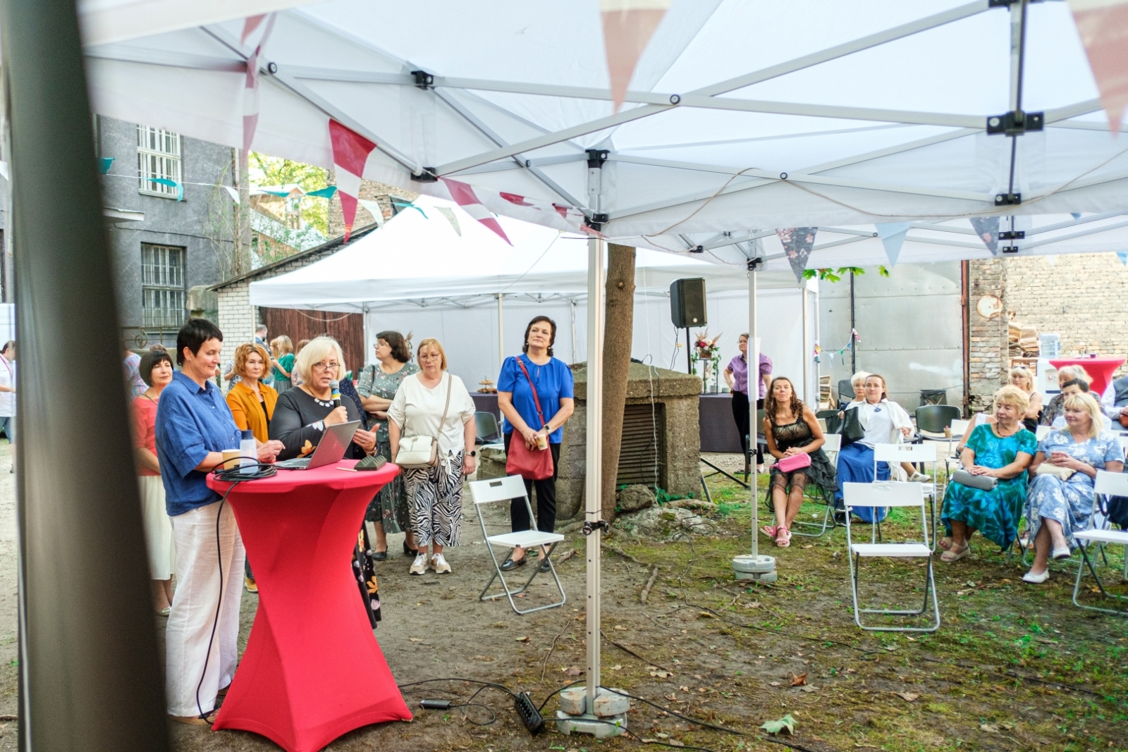 Krāsaina bilde, LNA 105.jubilejas pasākums - Arhīva dārza (pagalma) svētkiem Slokas ielas 16 un Bezdelīgu ielas 1a pagalmā, fotogrāfs Mārtiņš Krastiņš