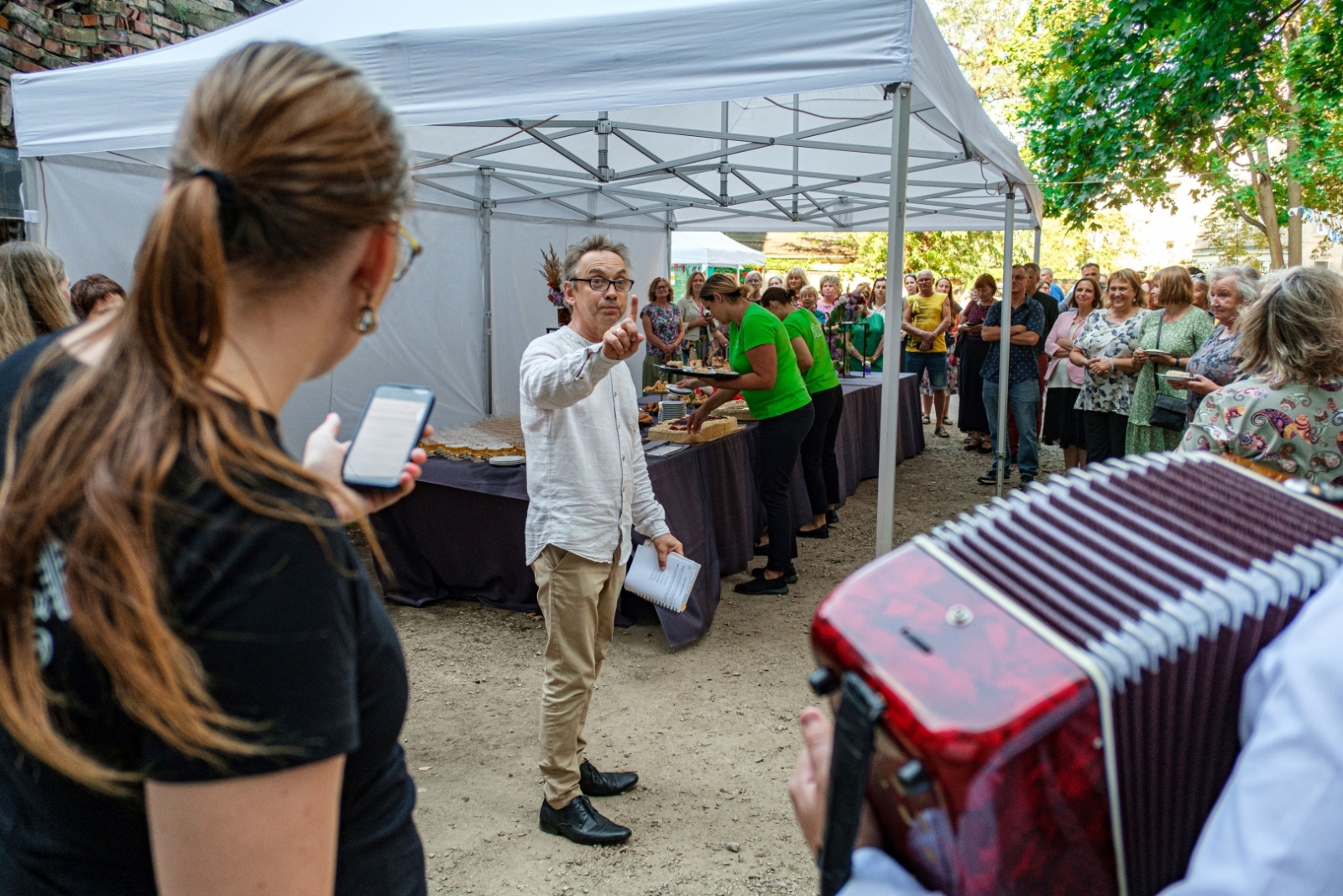 Krāsaina bilde, LNA 105.jubilejas pasākums - Arhīva dārza (pagalma) svētkiem Slokas ielas 16 un Bezdelīgu ielas 1a pagalmā, fotogrāfs Mārtiņš Krastiņš