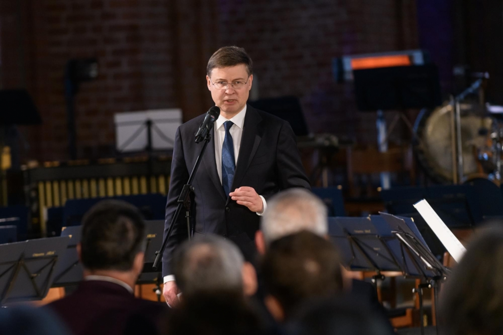 Krāsaina bilde, Eiropas Komisijas priekšsēdētāja izpildvietnieka Valda Dombrovska uzruna izstādes atklāšanā