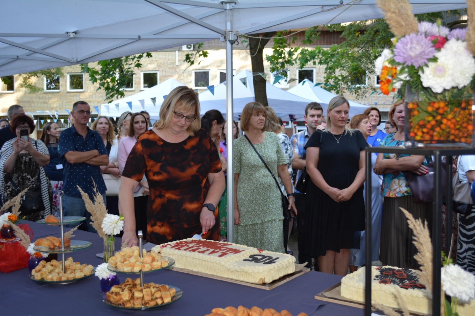 Krāsaina bilde, LNA 105.jubilejas pasākums - Arhīva dārza (pagalma) svētkiem Slokas ielas 16 un Bezdelīgu ielas 1a pagalmā