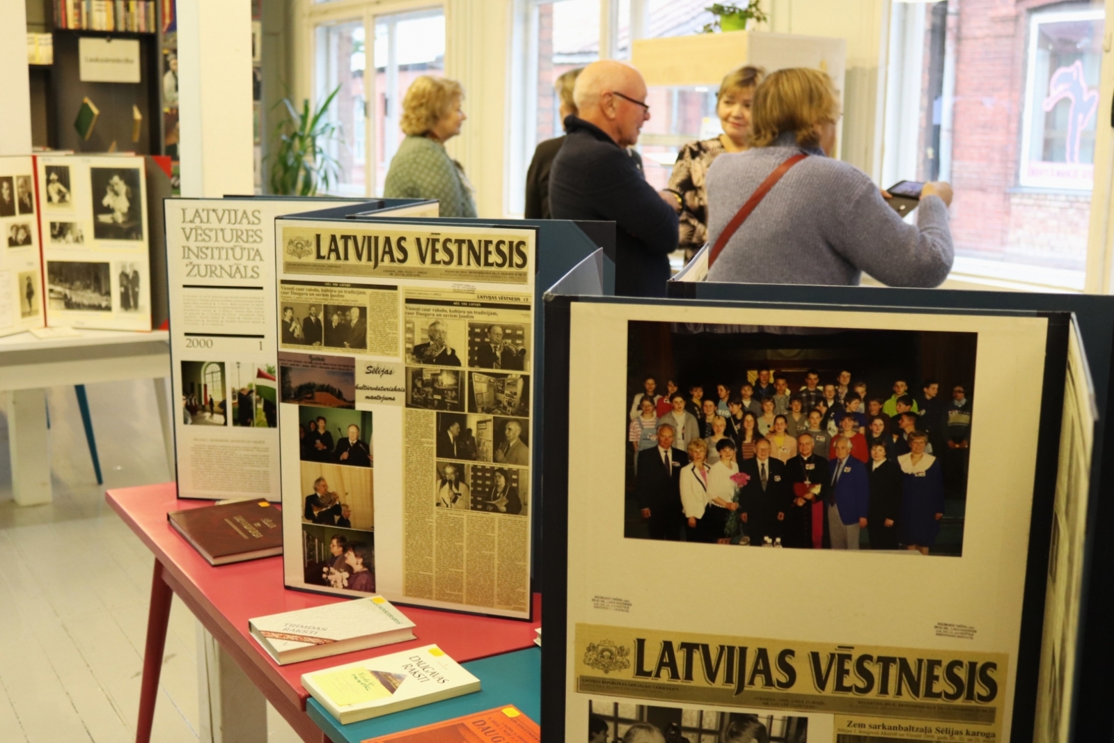 Krāsaina bilde, izstādes “Cilvēks un viņa bibliotēka. Ieskats akadēmiķa Sigizmunda Timšāna arhīvā” atklāšanas pasākums Jēkabpils bibliotēkā