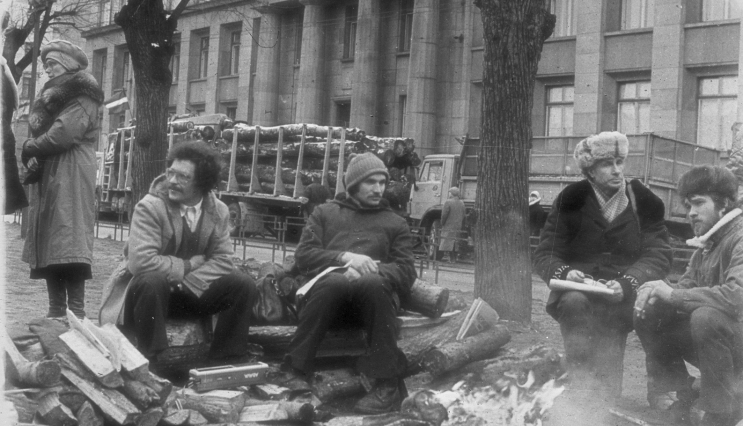 Melnbalta bilde, Barikāžu dalībnieki un smagā tehnika pie Latvijas Republikas Ministru Padomes ēkas. Rīga, 1991. gada 14.–19. janvāris. Fotogrāfs A. Elksnis. LNA